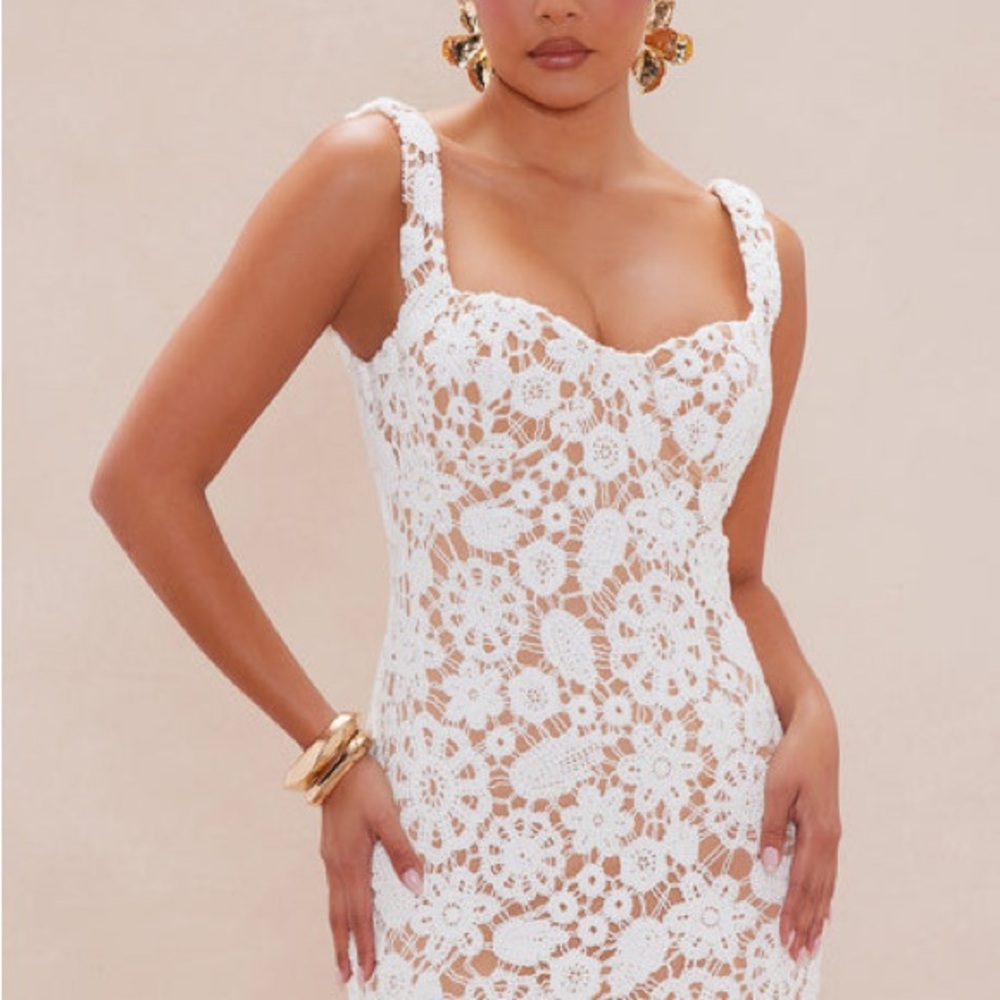 Elegant White Lace Dress - Picture 2 of 8